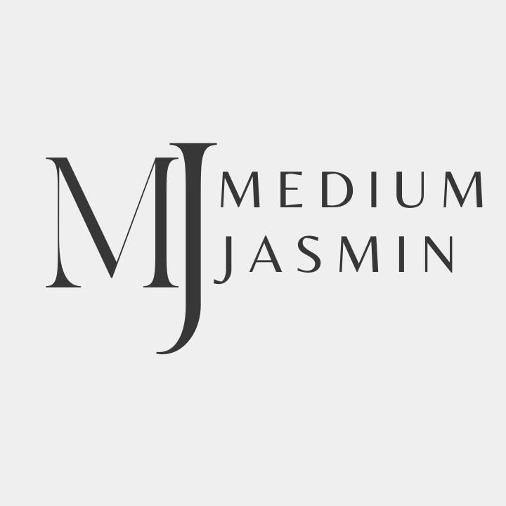 Ein Logo, das auf der linken Seite ein stilisiertes Monogramm der Buchstaben „M“ und „J“ in einer dunklen Serifenschrift zeigt. Rechts daneben stehen in zwei Zeilen die Wörter „MEDIUM“ und darunter „JASMIN“, ebenfalls in dunkler Serifenschrift und Großbuchstaben. Der Hintergrund ist ein einheitliches Hellgrau.